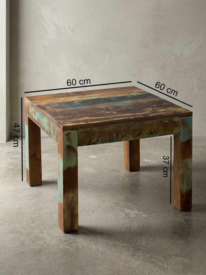 Rückwärtige Detailansicht der Zargenkonstruktion des Massivholz-Couchtisches. Die bündig abschließenden Beine und die hochwertige Verarbeitung des Mango-Holzes betonen die architektonische_