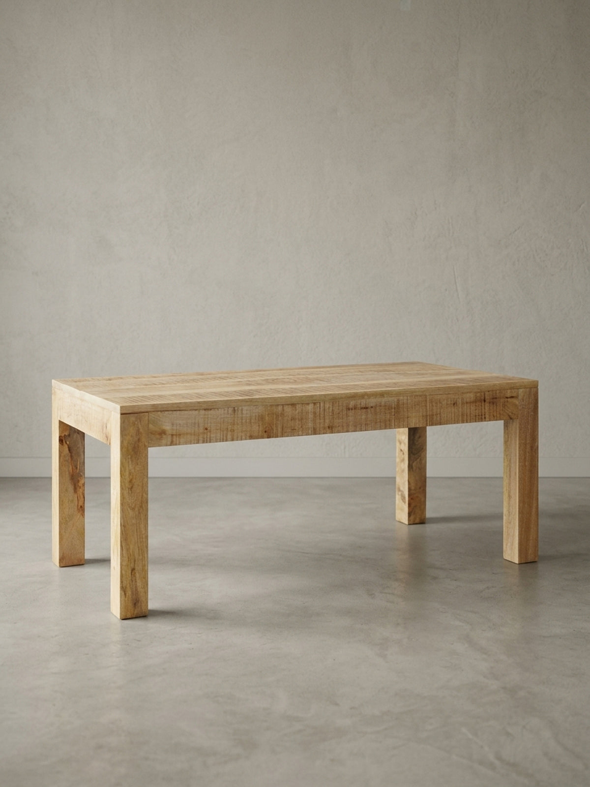 Vorderansicht des rustikalen Couchtisches 110x60x47 cm auf weißem Hintergrund. Der massive Holztisch im Landhaus-Stil überzeugt durch sein klares Design und die robusten Tischbeine._
