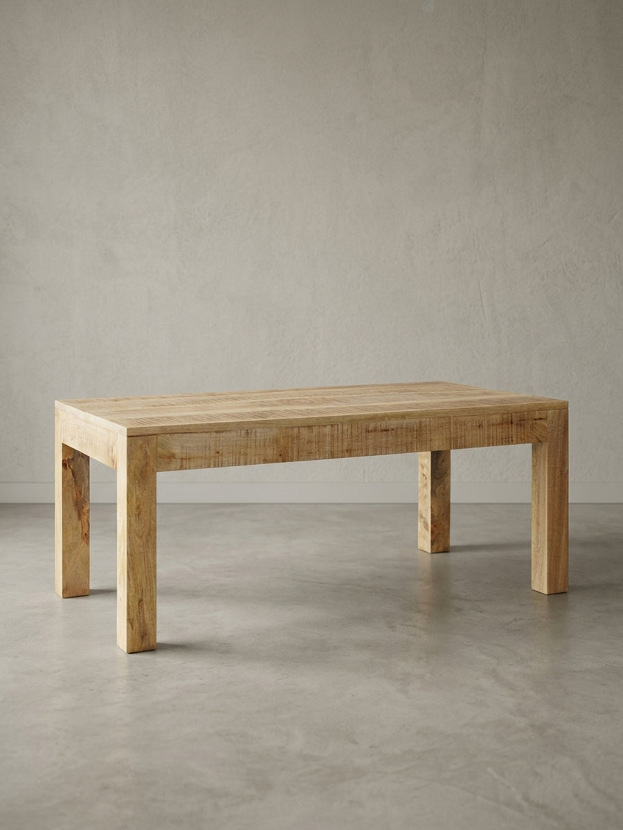 Vorderansicht des rustikalen Couchtisches 110x60x47 cm auf weißem Hintergrund. Der massive Holztisch im Landhaus-Stil überzeugt durch sein klares Design und die robusten Tischbeine._