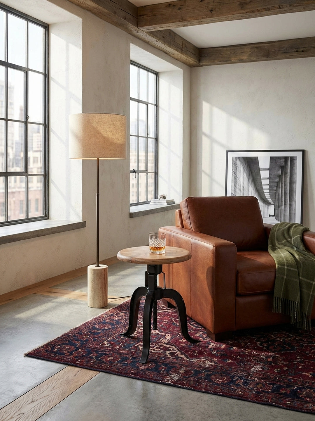 Eleganter Drehhocker aus Akazie Massivholz in einem Loft-Wohnzimmer, genutzt als stilvoller Beistelltisch neben einem Sofa. Der Industrie-Stil unterstreicht das moderne Ambiente._