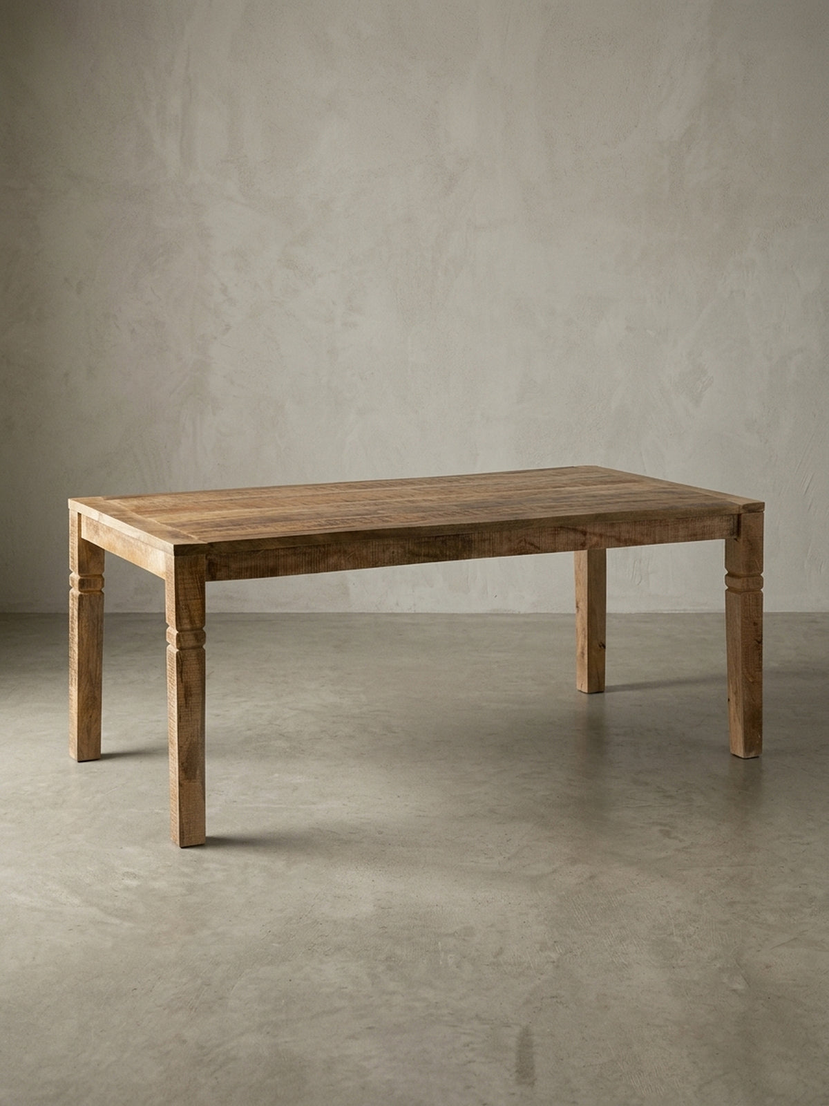 Rechteckiger Esstisch aus massivem Mangoholz in der Frontansicht. Der 120x70x76 cm große Küchentisch im mediterranen Landhausstil zeigt warme braune Farbtöne auf weißem Hintergrund.