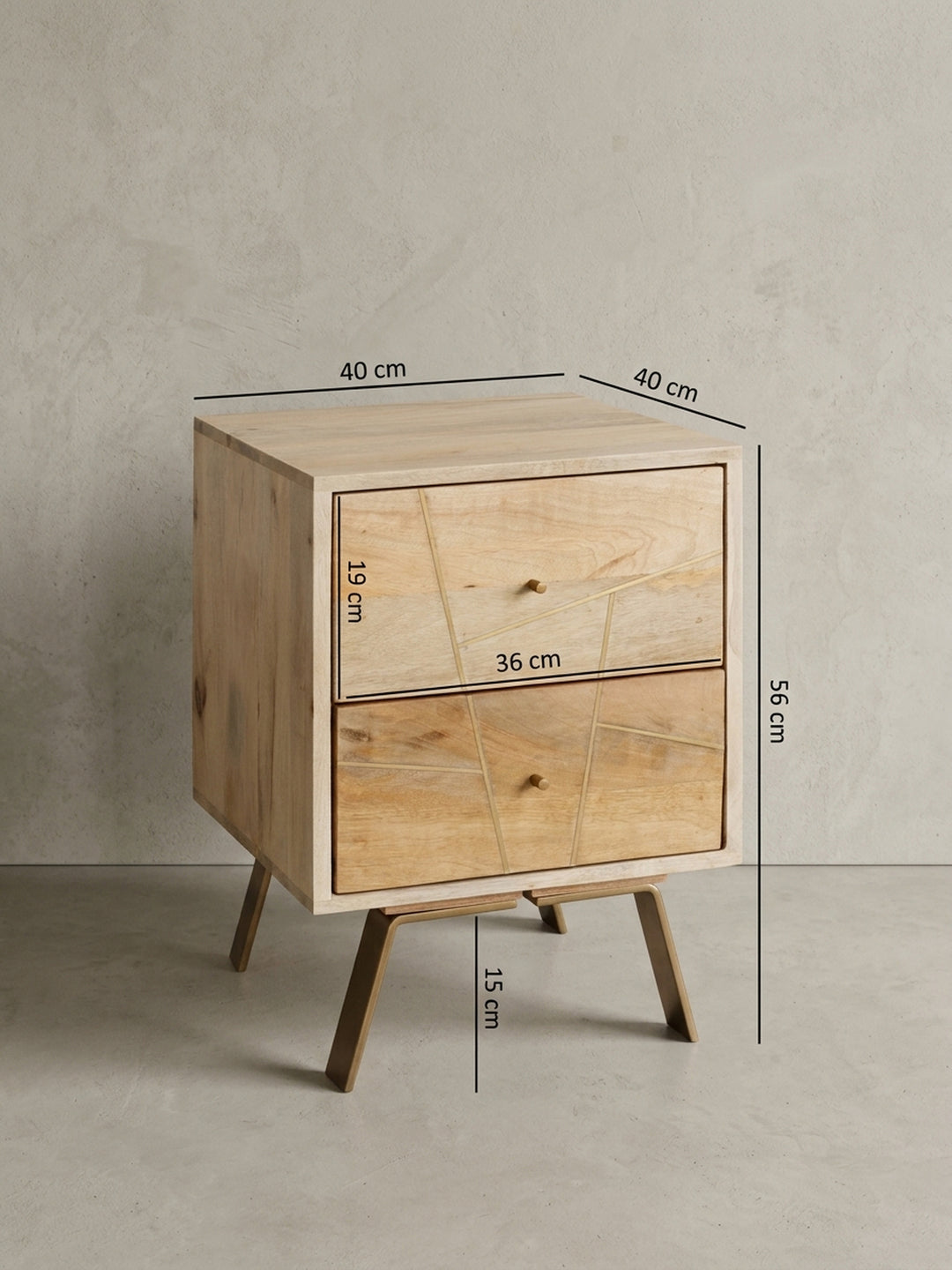Rückseite und Konstruktionsdetails des Mangoholz Nachttisches. Der Holzkorpus des Beistelltisches ist massiv verarbeitet und sicher mit dem eisernen Fußgestell verschraubt._