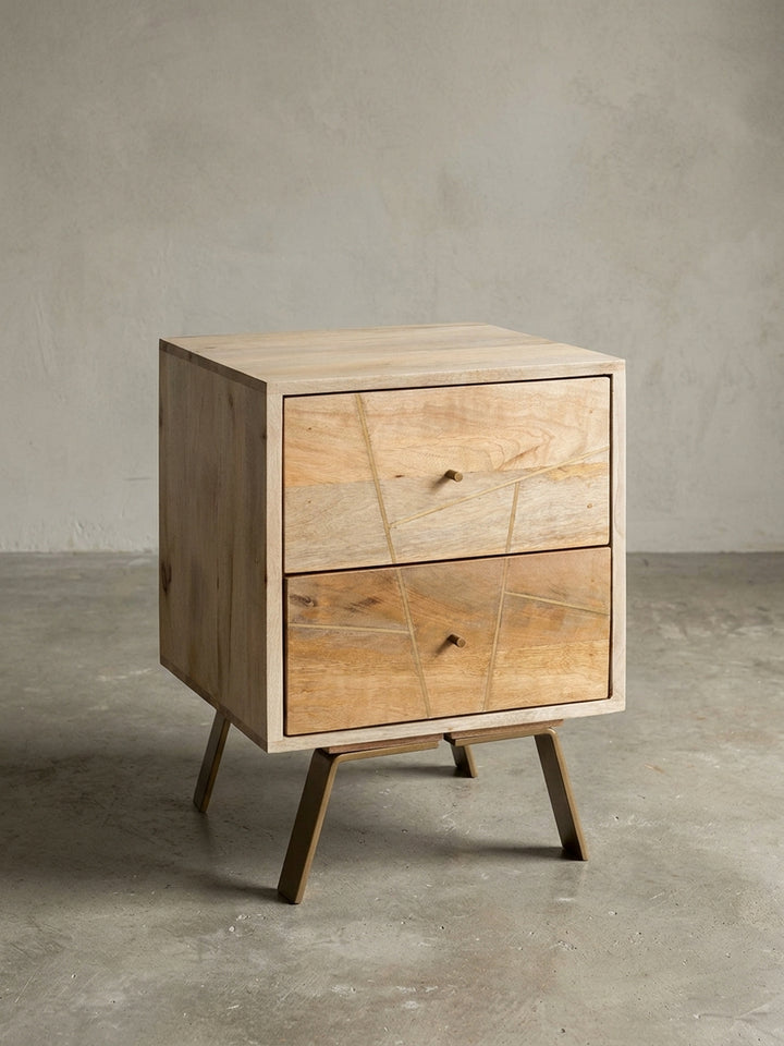 Maßskizze des Mangoholz Nachttisches. Die exakten Abmessungen zeigen 40cm Breite, 56cm Höhe, 40cm Tiefe sowie 15cm Bodenfreiheit unter dem Massivholz Korpus._