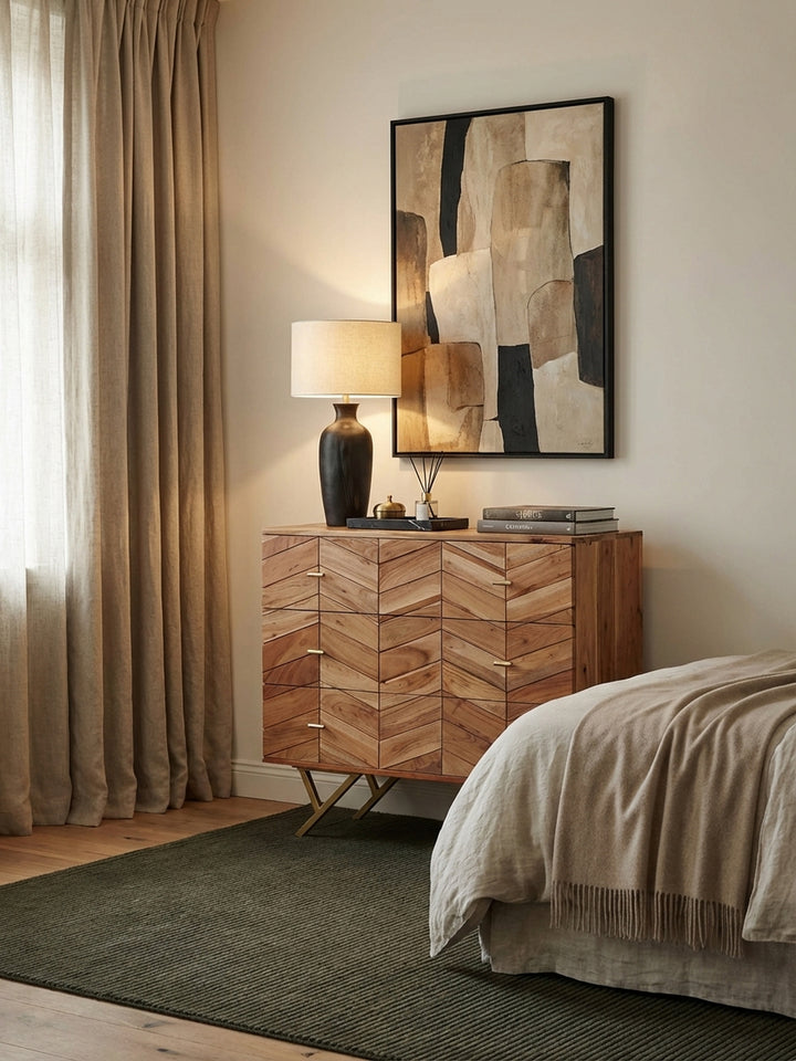 Elegante Massivholz-Kommode aus Akazie mit Chevron-Muster im Wohnzimmer, dekoriert mit Vase und Büchern, die eine warme und einladende Atmosphäre schaffen._