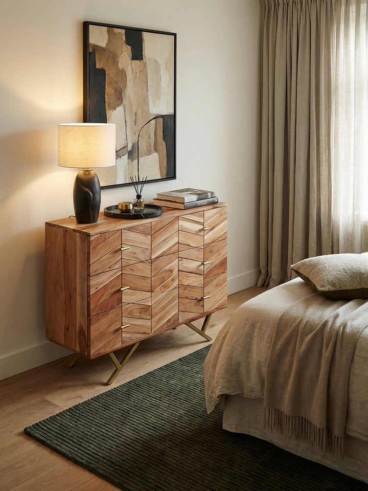 Draufsicht auf eine Design-Anrichte aus Akazienholz, die mit goldenen Details und dekorativen Objekten ein stilvolles Arrangement im modernen Wohnraum bildet._