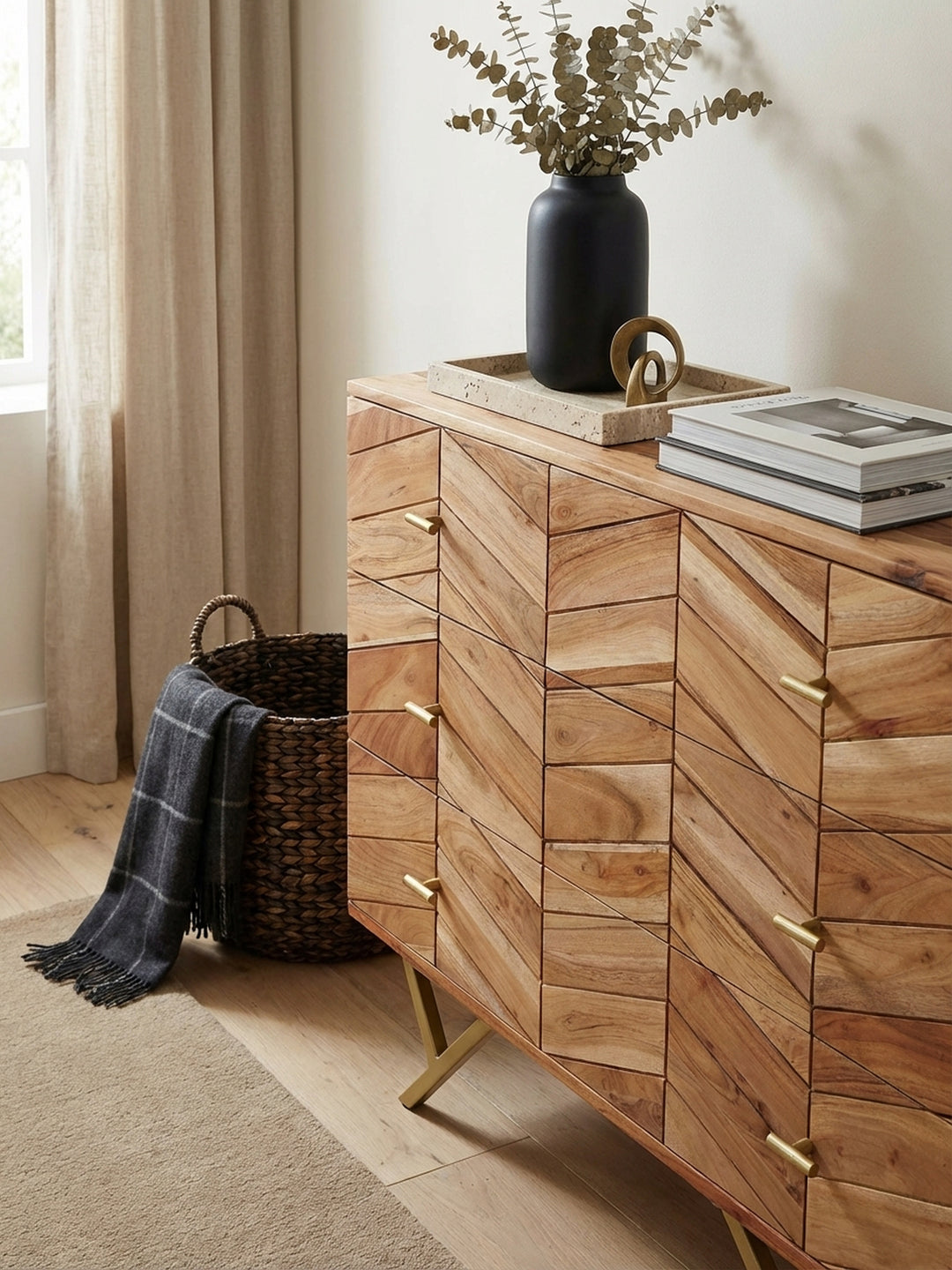 Detailaufnahme der lebhaften Maserung und der handwerklichen Verarbeitung der Akazienholz-Kommode mit ihrem einzigartigen, geometrischen Front-Design._