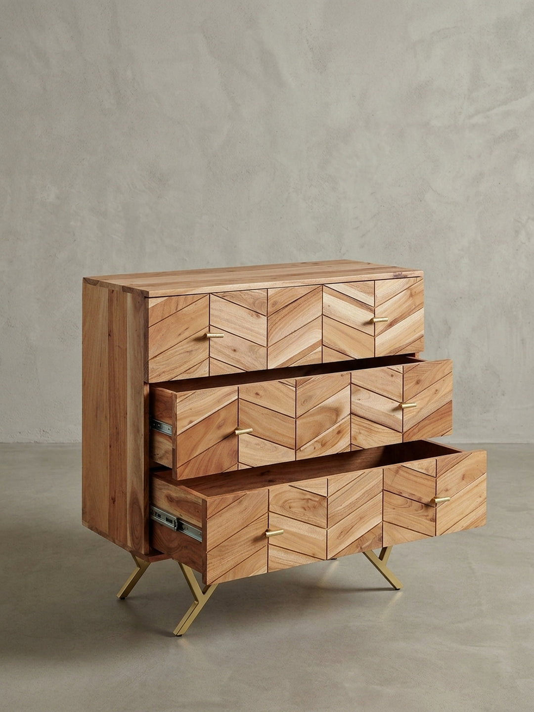 Alternative Perspektive auf die Kommode mit 3 Schubladen, die den praktischen Stauraum und das Design der Fronten aus einem anderen Blickwinkel betont._