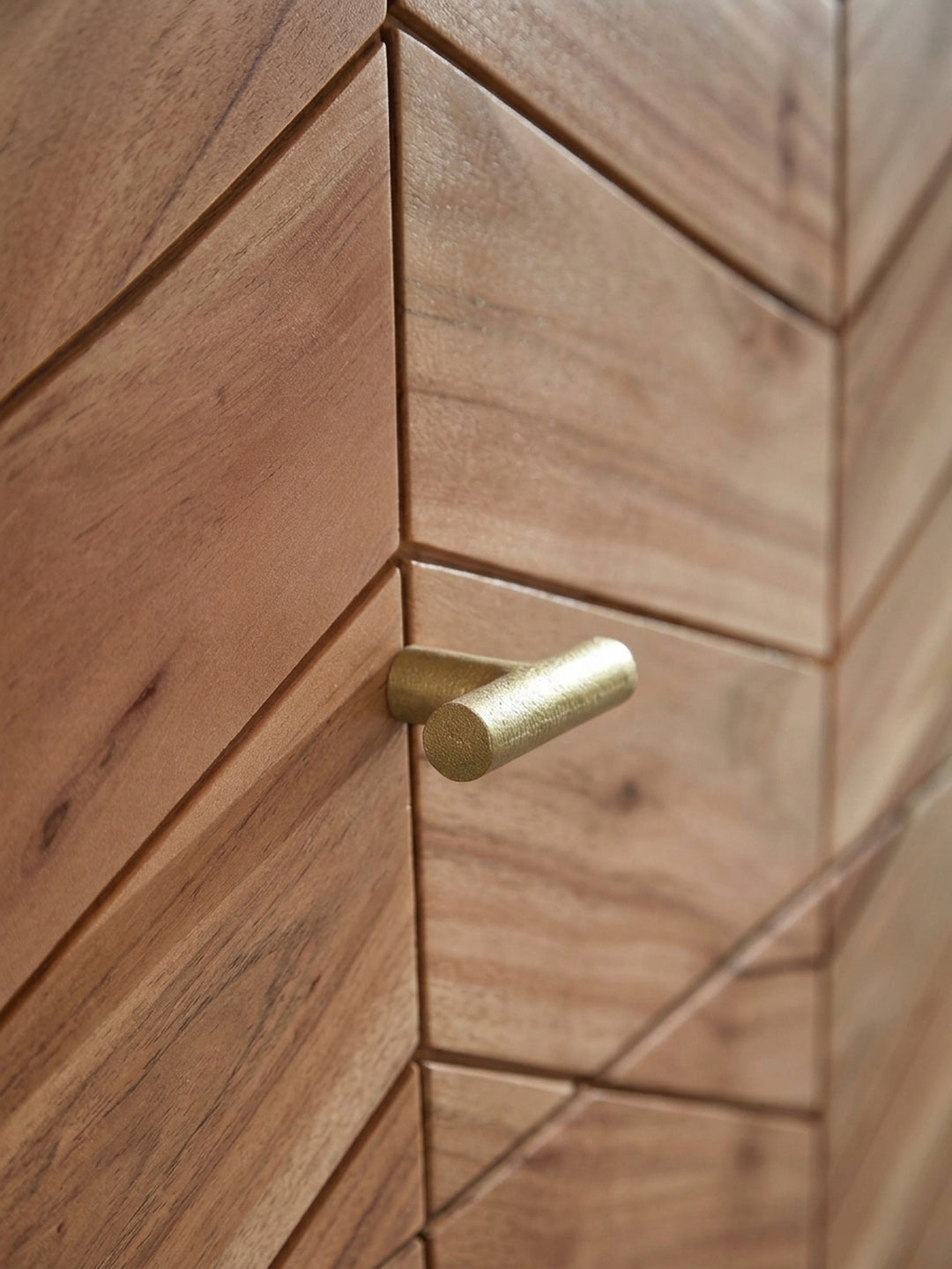Gesamtüberblick der modernen Kommode aus Holz und Metall, die als vielseitiges Stauraummöbel für Wohnzimmer oder Schlafzimmer im Landhausstil dient._