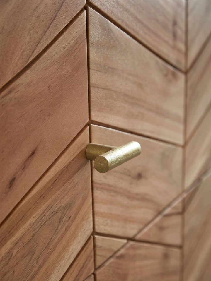 Gesamtüberblick der modernen Kommode aus Holz und Metall, die als vielseitiges Stauraummöbel für Wohnzimmer oder Schlafzimmer im Landhausstil dient._