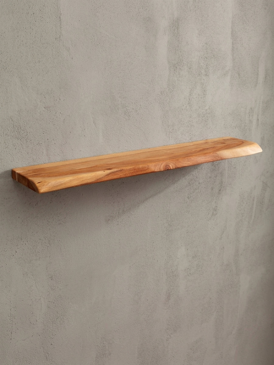 Elegantes Wandboard im Landhausstil aus Akazienholz, die natürliche Baumkante verleiht dem 80 cm langen Schweberegal einen individuellen Charakter._