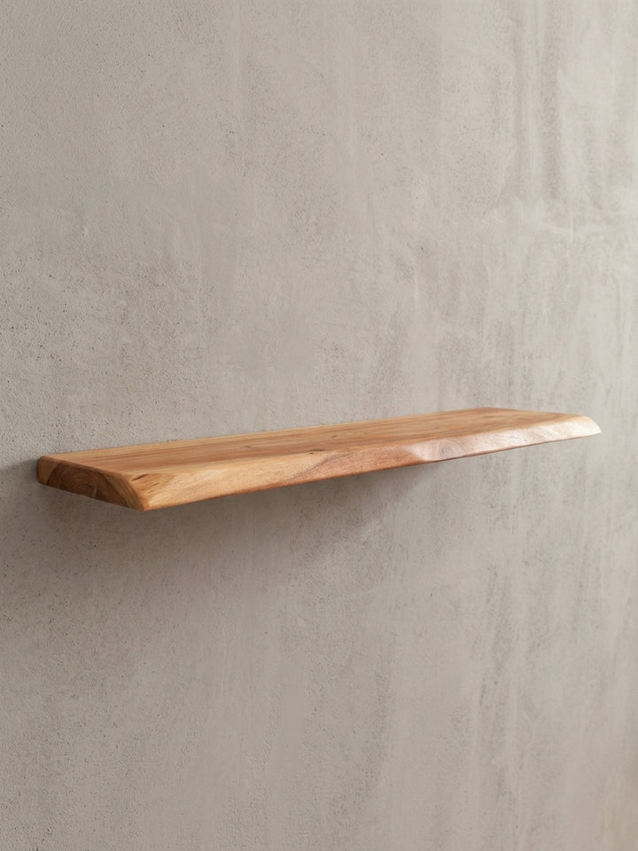 Alternativer Blickwinkel auf das Akazien-Wandregal, der die geschwungene Linie der Baumkante und die warme Holzfarbe betont._