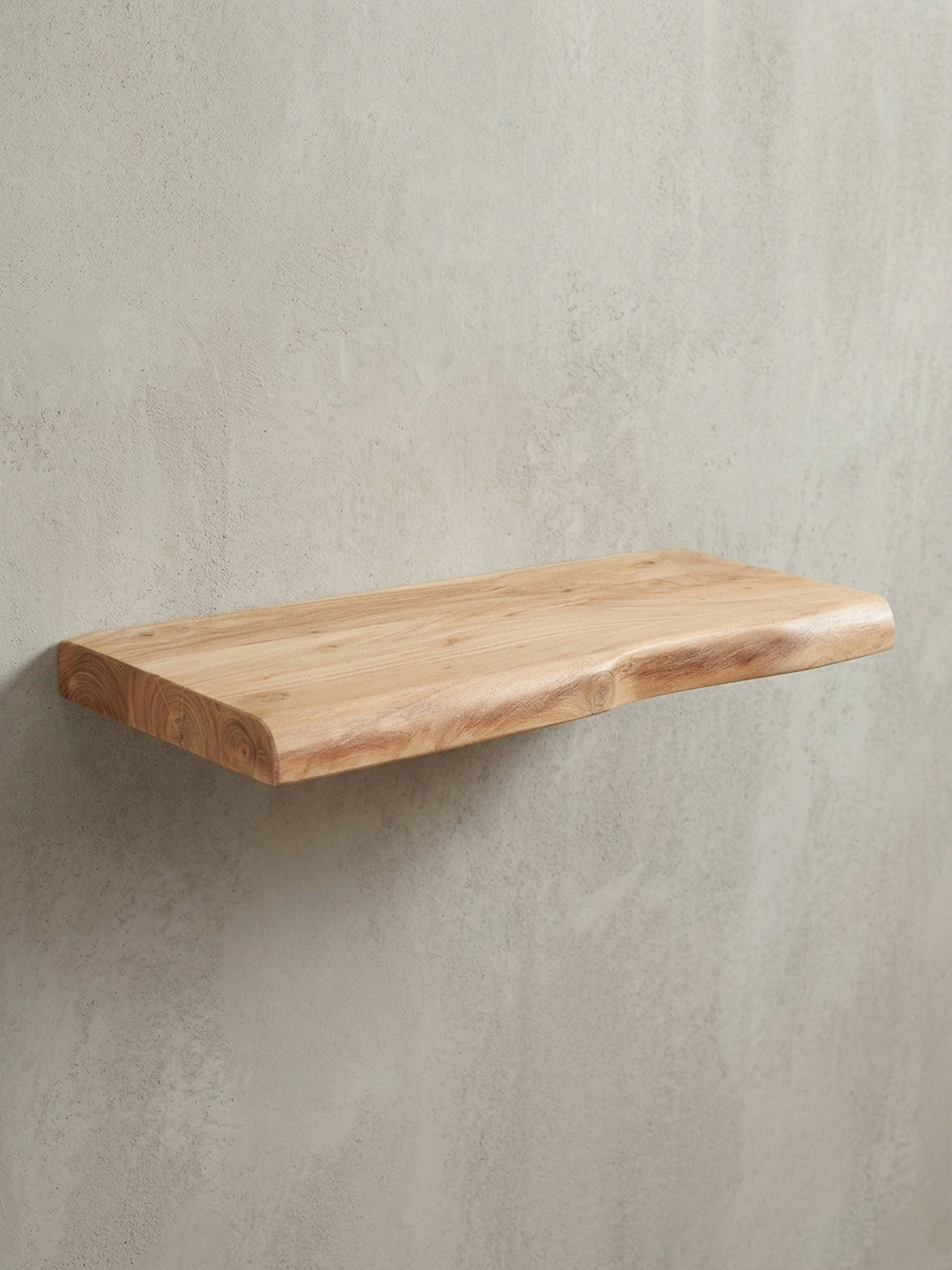 Seitenansicht des massiven Wandboards, das die Materialstärke von 4 cm und das klare Profil des Akazienholzes deutlich macht._