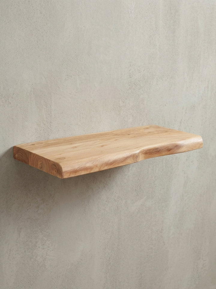 Seitenansicht des massiven Wandboards, das die Materialstärke von 4 cm und das klare Profil des Akazienholzes deutlich macht._