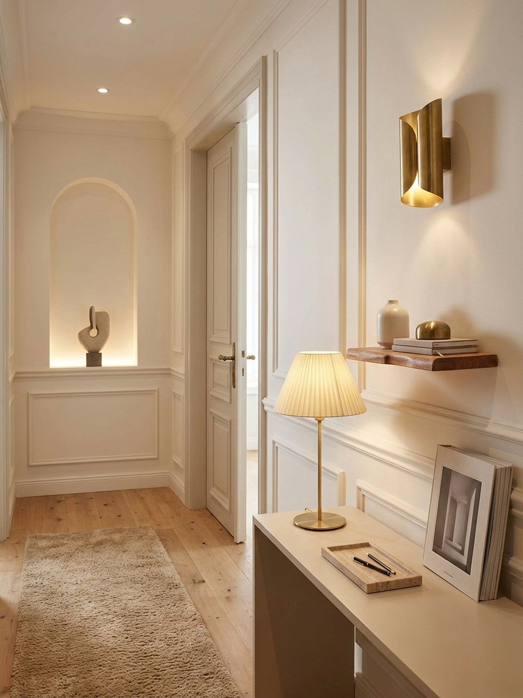 Stilvolles Wandregal aus Akazie Massivholz mit Baumkante, dekoriert mit Bild und Vase in einem modernen Home Office mit heller Wand._