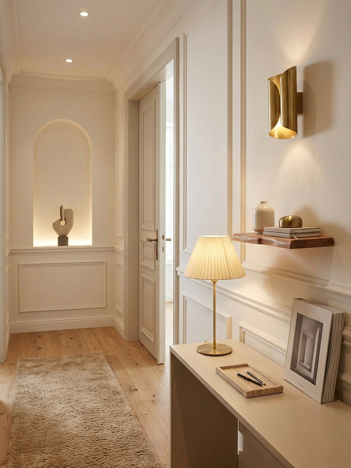 Stilvolles Wandregal aus Akazie Massivholz mit Baumkante, dekoriert mit Bild und Vase in einem modernen Home Office mit heller Wand._