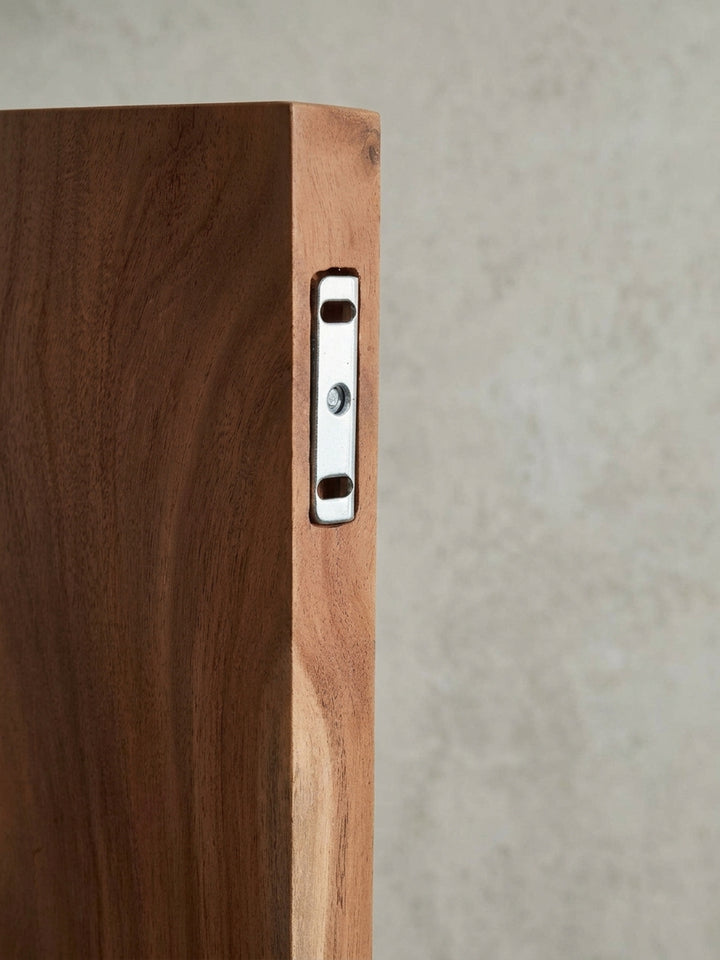 Das gesamte Wandregal aus Akazie als Übersicht, ein Design-Element für jede Wand durch das massive Holz und die natürliche Kante._