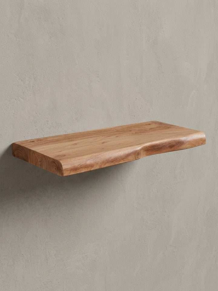 Kompaktes Regal aus Naturholz im Landhausstil, die einzigartige Maserung des Akazienholzes macht jedes Stück zu einem Unikat._