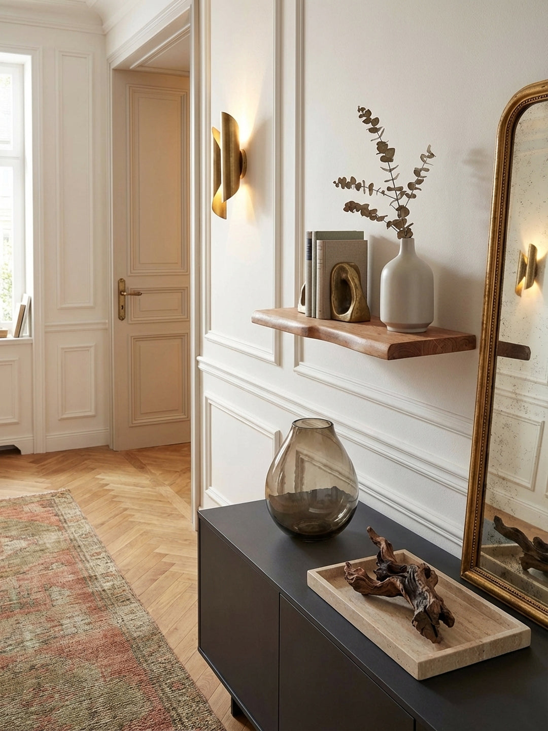 Draufsicht auf das Schweberegal aus massivem Akazienholz, zeigt die natürliche Tiefe von 26 cm und die Anordnung von Dekorationsobjekten in einem minimalistischen Interieur._