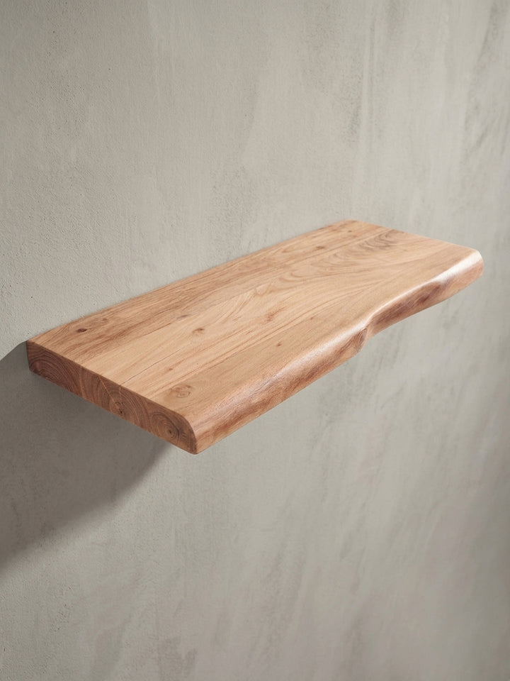 Alternatives Design-Wandboard aus massivem Akazienholz, die Unregelmäßigkeit der natürlichen Baumkante macht jedes 60 cm breite Regal zu einem Unikat für die Wand._