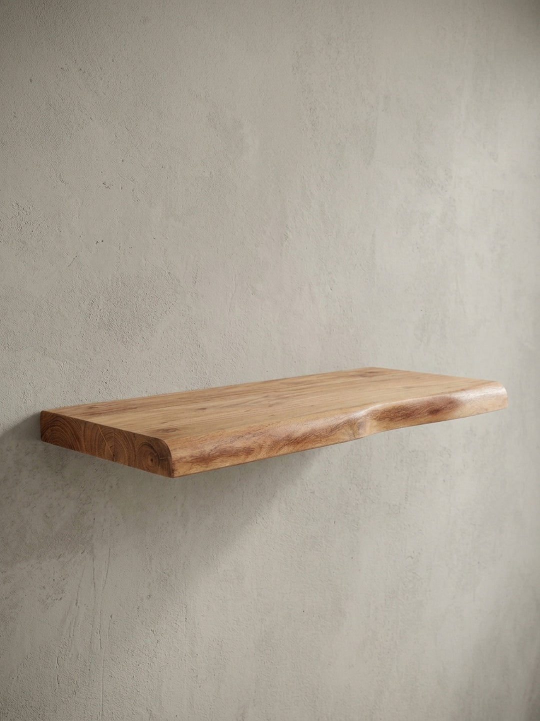 Seitenansicht des massiven Wandboards aus Akazie, das die beeindruckende Materialstärke von 4 cm und das schwebende Profil für eine moderne Wandgestaltung zeigt._