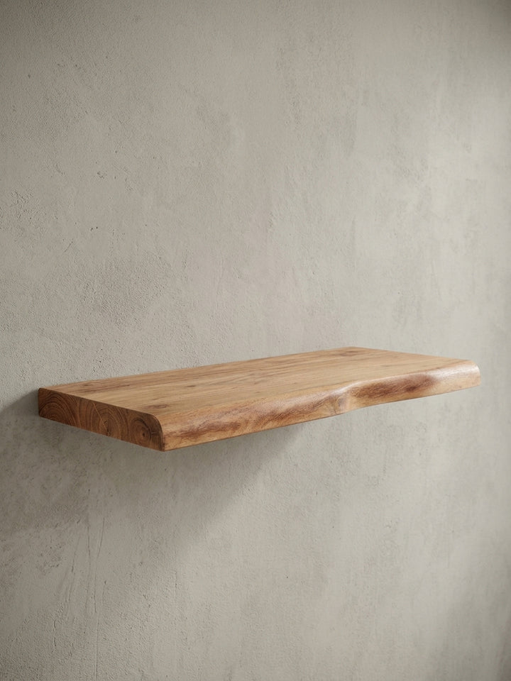 Seitenansicht des massiven Wandboards aus Akazie, das die beeindruckende Materialstärke von 4 cm und das schwebende Profil für eine moderne Wandgestaltung zeigt._