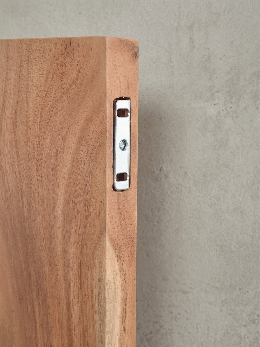 Das komplette Wandboard aus Akazie Massivholz freigestellt, ein Überblick über das puristische Design und die natürliche Ausstrahlung des Naturholz Regals._