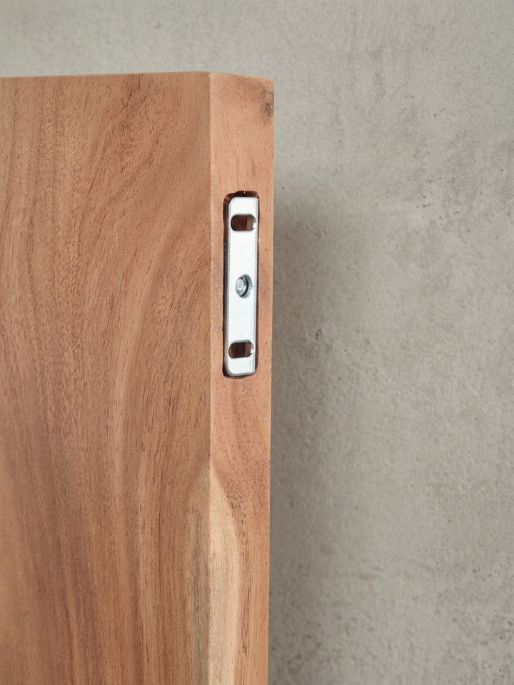 Das komplette Wandboard aus Akazie Massivholz freigestellt, ein Überblick über das puristische Design und die natürliche Ausstrahlung des Naturholz Regals._