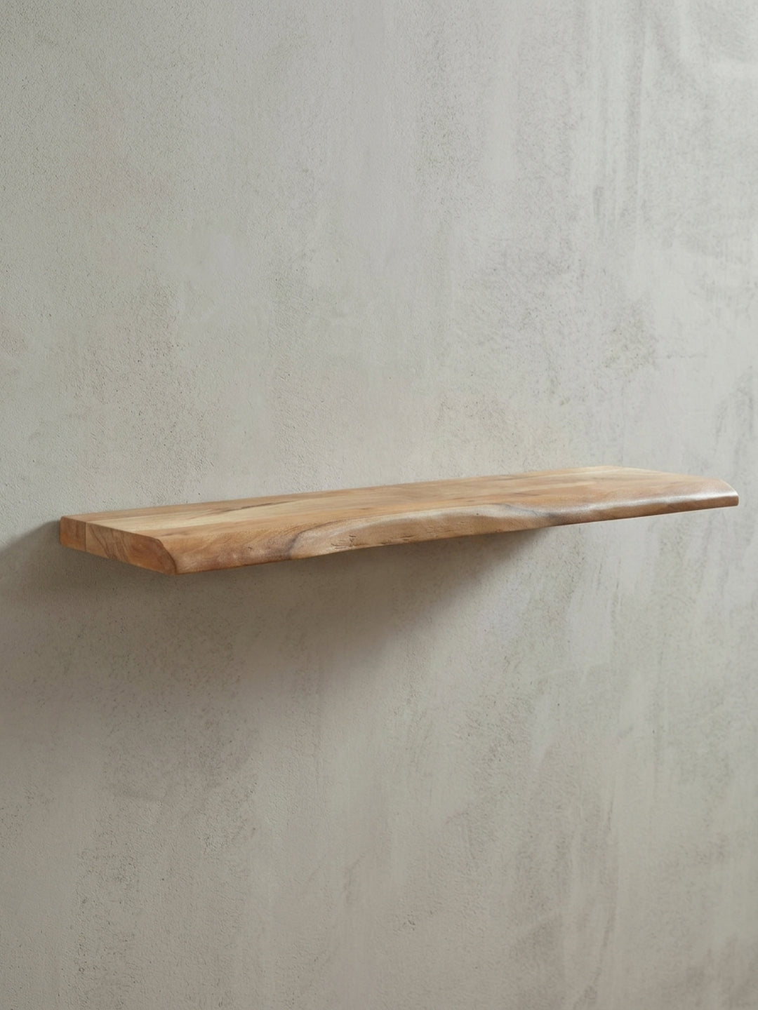 Seitenansicht des massiven Wandregals, die die beeindruckende Materialstärke von 4 cm und das klare, schwebende Profil an der Wand demonstriert._