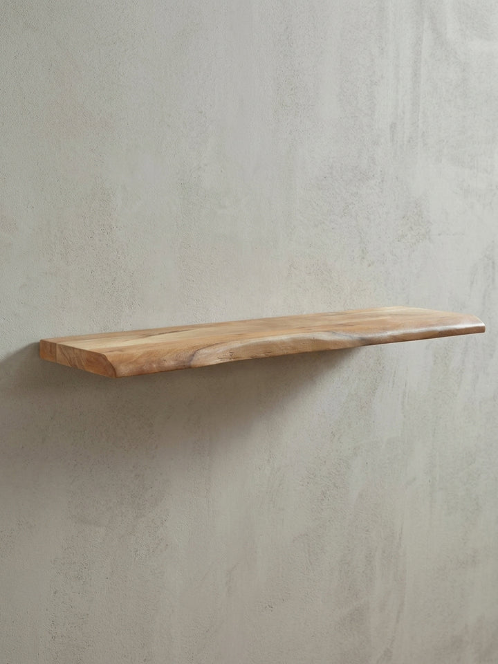 Seitenansicht des massiven Wandregals, die die beeindruckende Materialstärke von 4 cm und das klare, schwebende Profil an der Wand demonstriert._