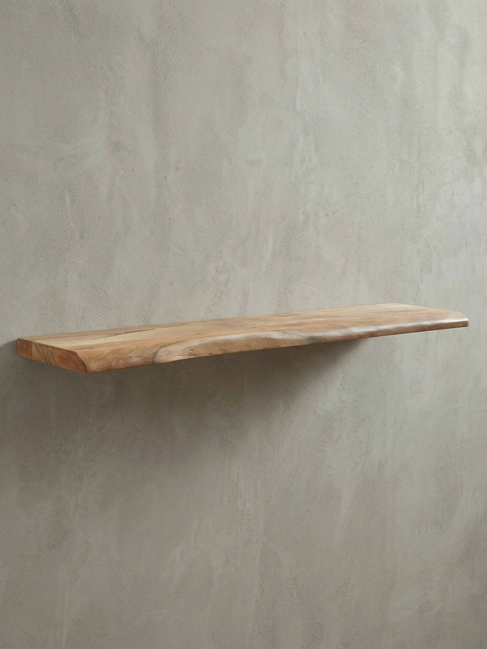 Massivholz Wandregal aus Akazie mit charakteristischer Baumkante, 120 cm breit, freigestellt auf weißem Hintergrund in der Frontalansicht._