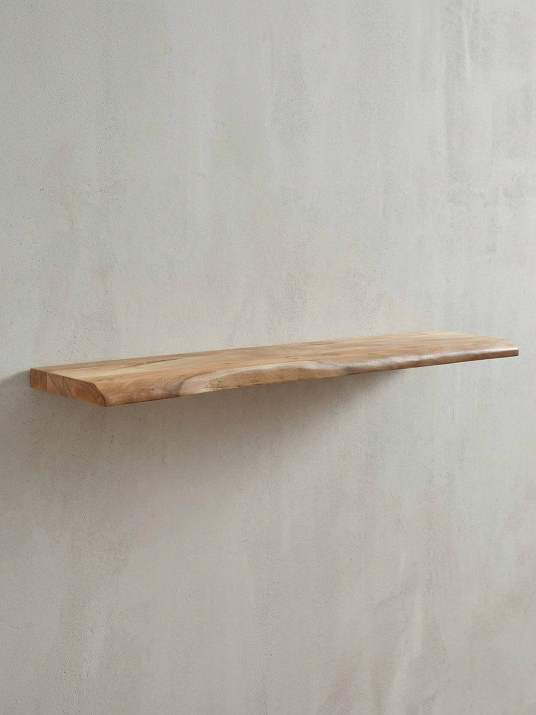 Natürliches Holzregal im Landhausstil aus einer schrägen Perspektive, die das einzigartige Spiel von Farbe und Maserung des Akazienholzes zeigt._