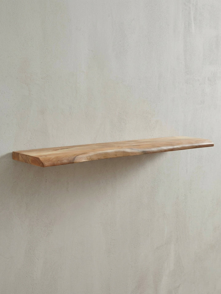 Natürliches Holzregal im Landhausstil aus einer schrägen Perspektive, die das einzigartige Spiel von Farbe und Maserung des Akazienholzes zeigt._
