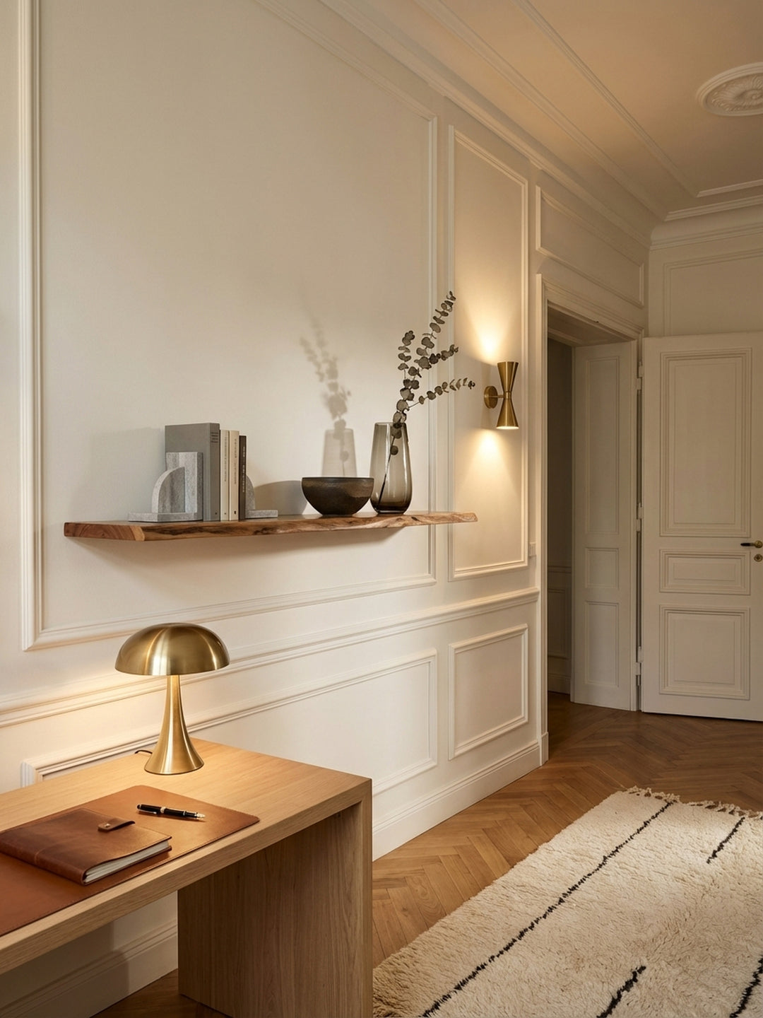 Massives Wandregal aus Akazienholz mit 140 cm Breite und natürlicher Baumkante, stilvoll dekoriert in einem modernen Home Office über einem Schreibtisch._