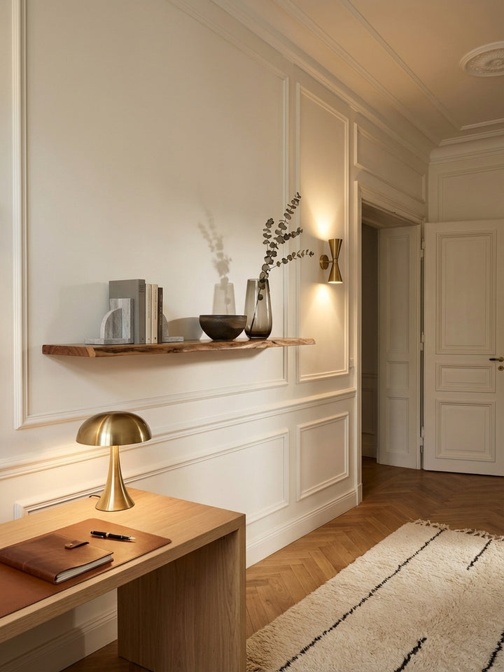 Massives Wandregal aus Akazienholz mit 140 cm Breite und natürlicher Baumkante, stilvoll dekoriert in einem modernen Home Office über einem Schreibtisch._