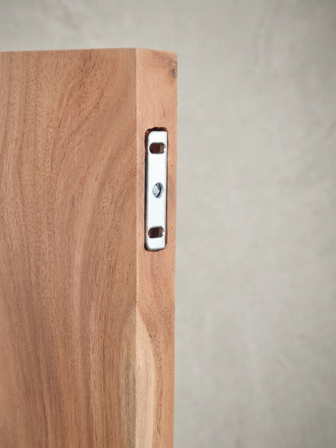 Gesamtübersicht des Design Wandboards im Natur-Look. Die Kombination aus massivem Akazienholz und der Baumkante macht es zu einem Unikat für jede Wand._