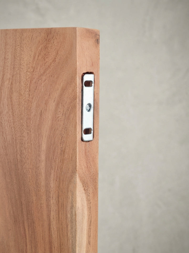 Gesamtübersicht des Design Wandboards im Natur-Look. Die Kombination aus massivem Akazienholz und der Baumkante macht es zu einem Unikat für jede Wand._