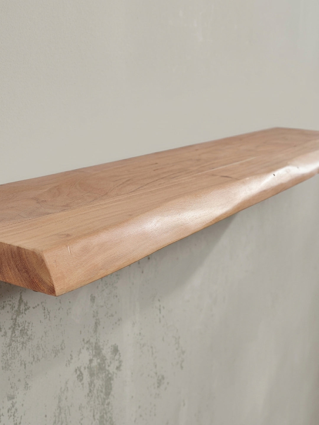 Nahaufnahme eines Details des 140 cm Holzregals. Die einzigartige Handwerkskunst und die Qualität des massiven Akazienholzes werden in diesem Bild betont._