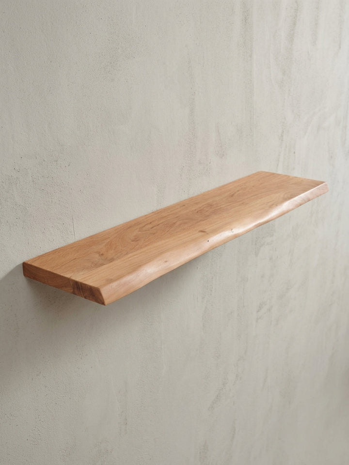 Alternatives Design-Wandregal in der Perspektive von unten, um die handgearbeitete Baumkante und die Tiefe des Holzbretts zu sehen._