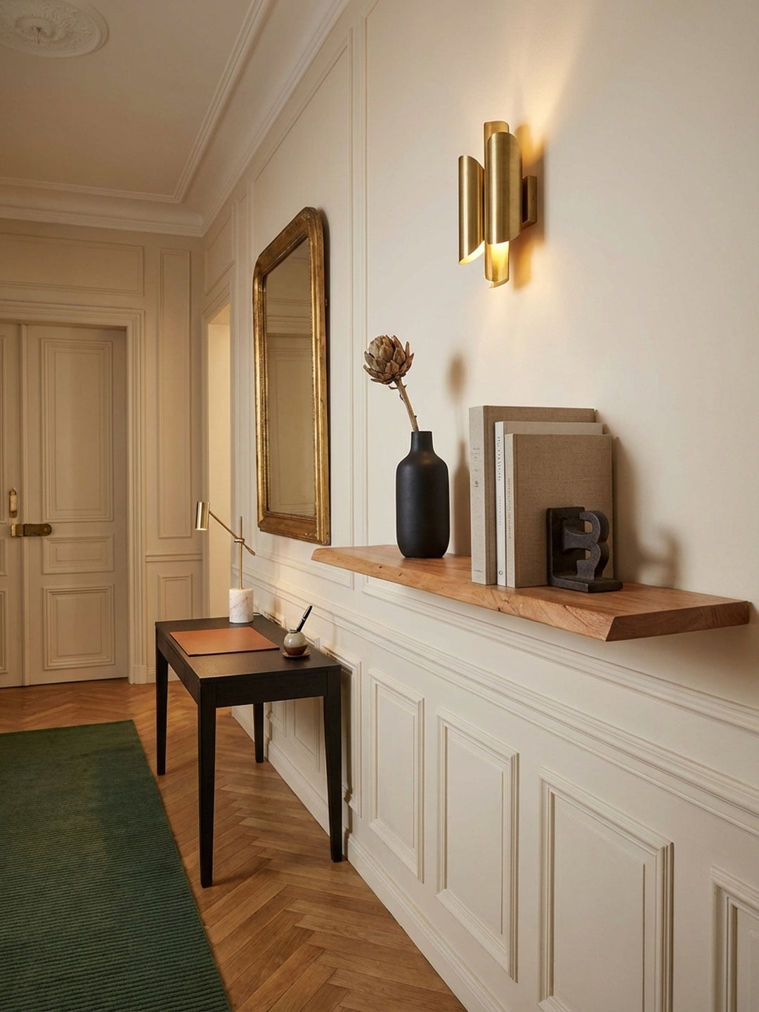 Massives Wandregal aus Akazie mit natürlicher Baumkante, stilvoll dekoriert in einem hellen Home Office über einem Schreibtisch._