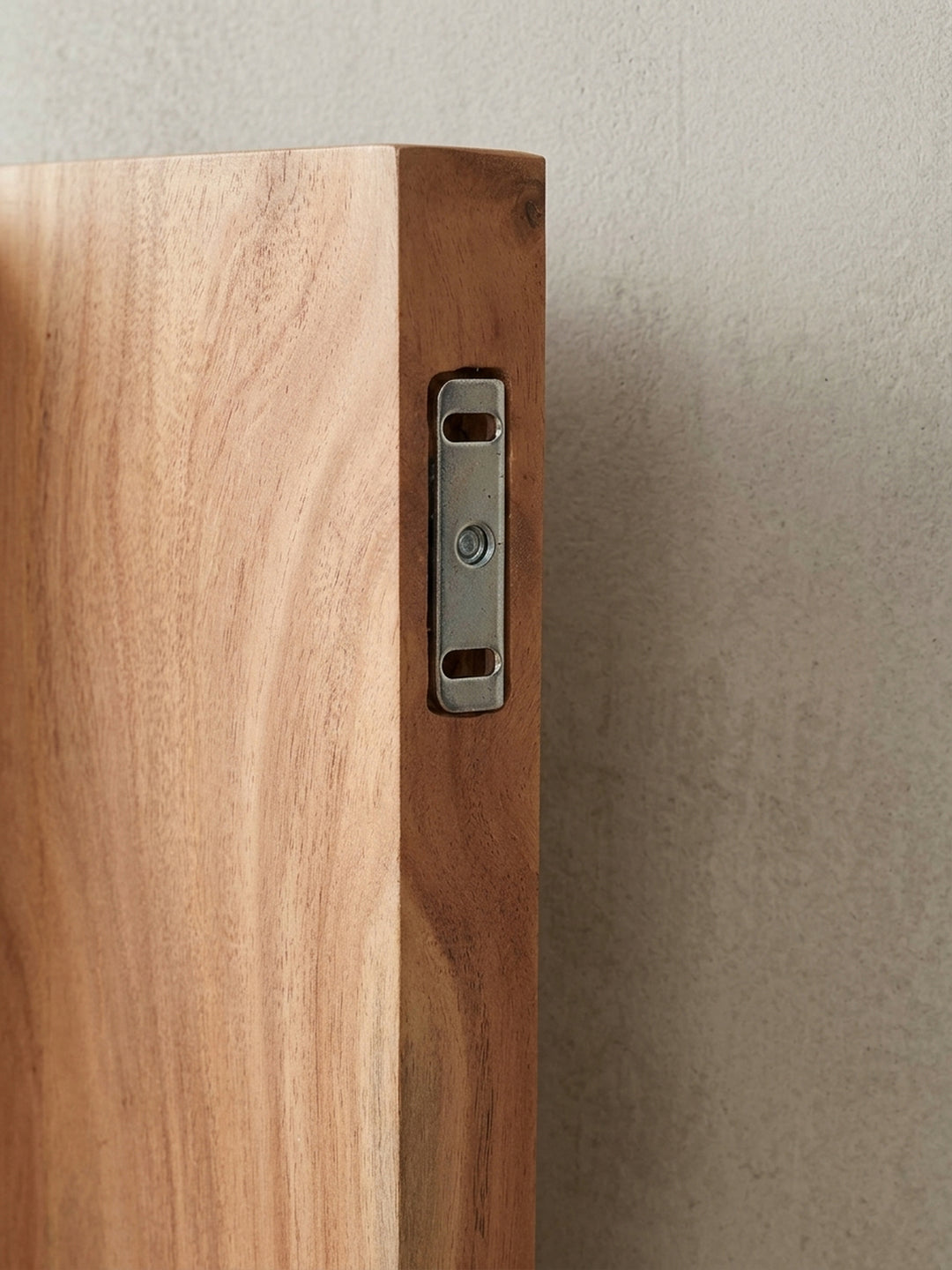 Das Design-Wandboard aus massivem Akazienholz in der Gesamtübersicht, ideal als Bücherregal oder Dekorationsfläche im Natur-Look._