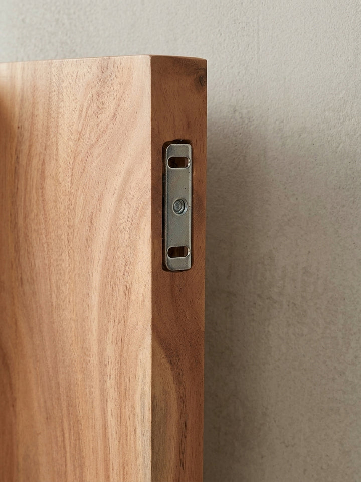 Das Design-Wandboard aus massivem Akazienholz in der Gesamtübersicht, ideal als Bücherregal oder Dekorationsfläche im Natur-Look._