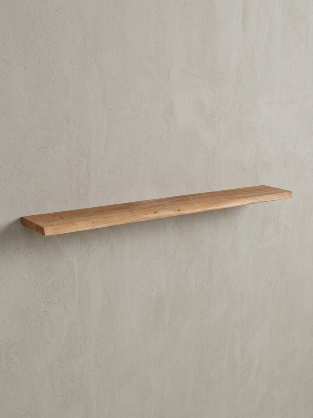 Seitenprofil des massiven Wandboards, das die klare Linie und die 4 cm dicke Holzplatte für eine robuste Wandmontage darstellt._