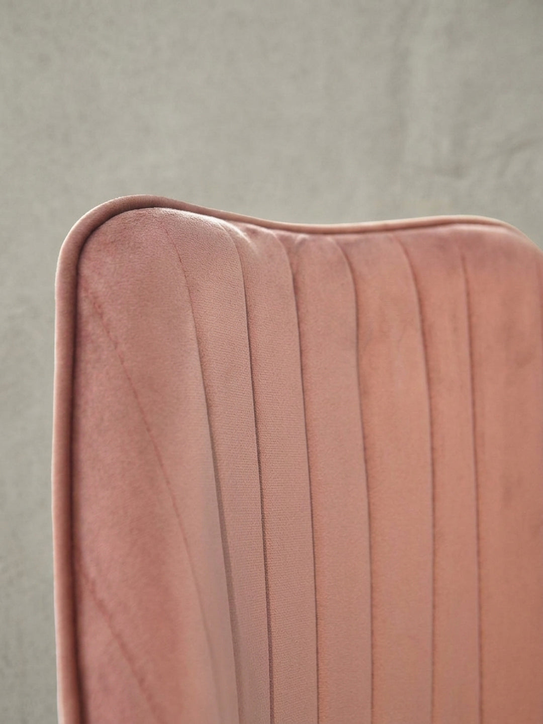 Detailaufnahme des polierten, goldenen Fußkreuzes des Design-Bürostuhls, die die hochwertige Verarbeitung des lackierten Eisens und die Bodenschoner zeigt._