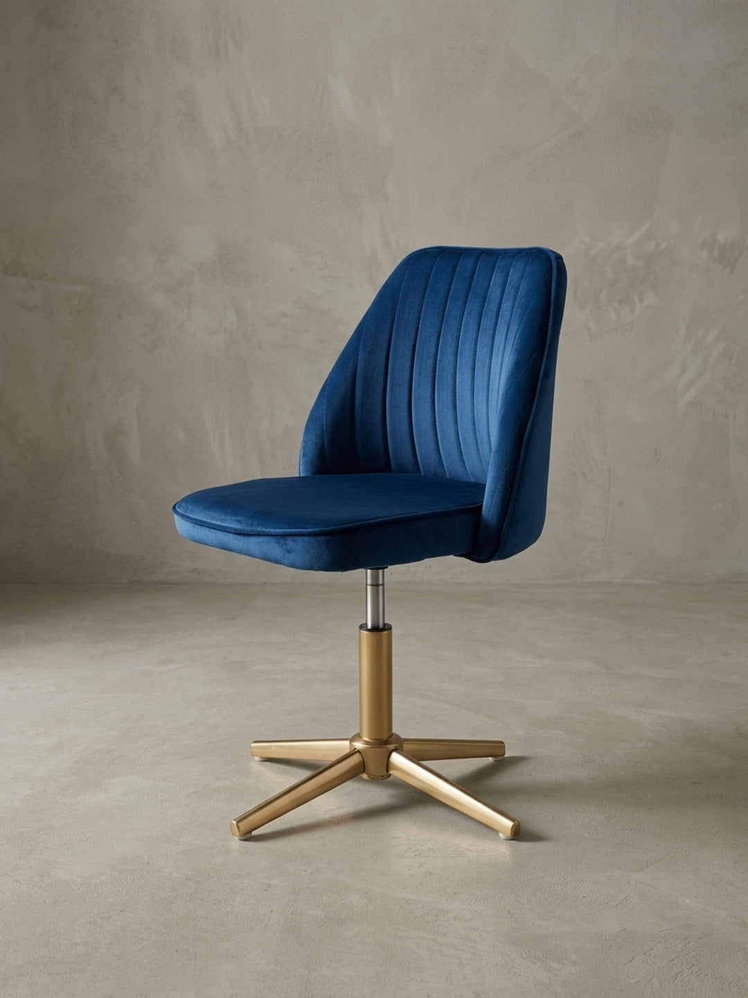 Seitenansicht des Arbeitsstuhls ohne Rollen. Das Profil zeigt die Proportionen des blauen Samtstuhls mit einer maximalen Höhe von 100 cm und dem eleganten, goldenen Standfuß._