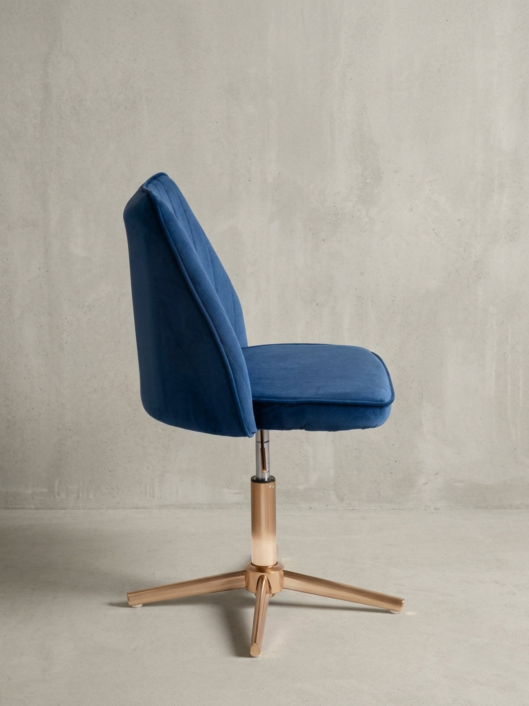 Gesamtübersicht des Design-Drehstuhls in Samt Blau und Gold. Der Stuhl kombiniert Komfort und Stil als elegantes Möbelstück für das moderne Home-Office oder den Arbeitsplatz._