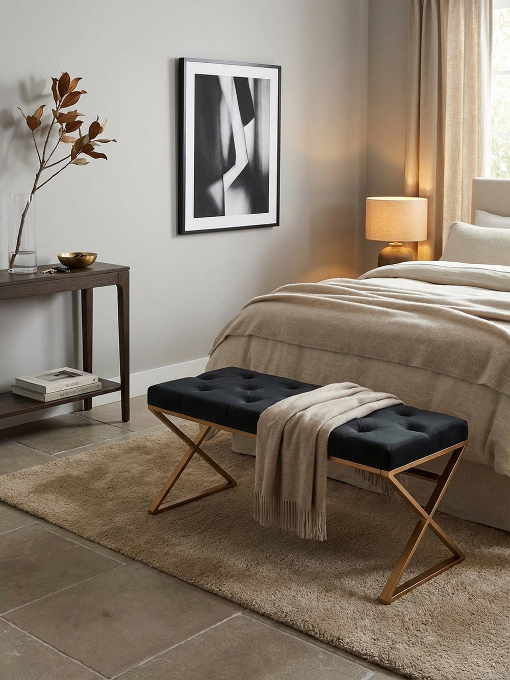 Von oben betrachtet, fügt sich die 90 cm breite Polsterbank mit Chesterfield-Steppung harmonisch in den Eingangsbereich ein und bildet einen klaren Fokuspunkt im Raum._