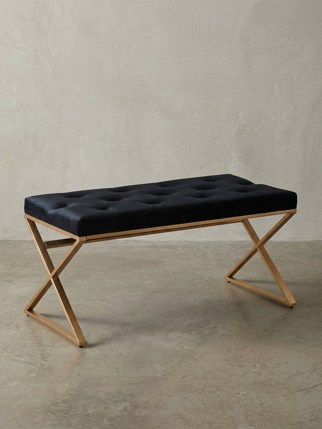 Komplette Übersicht der 90 cm langen Sitzbank aus schwarzem Samt und Metall in Gold, die das Zusammenspiel von weichem Polster und harter Geometrie zeigt._