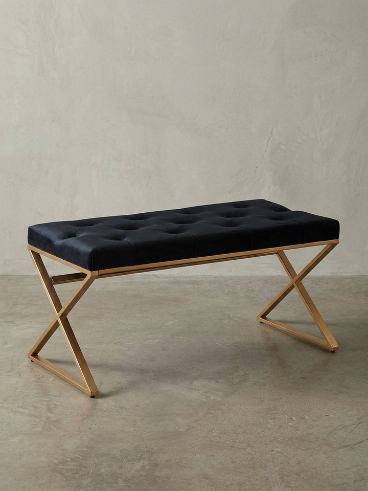 Komplette Übersicht der 90 cm langen Sitzbank aus schwarzem Samt und Metall in Gold, die das Zusammenspiel von weichem Polster und harter Geometrie zeigt._