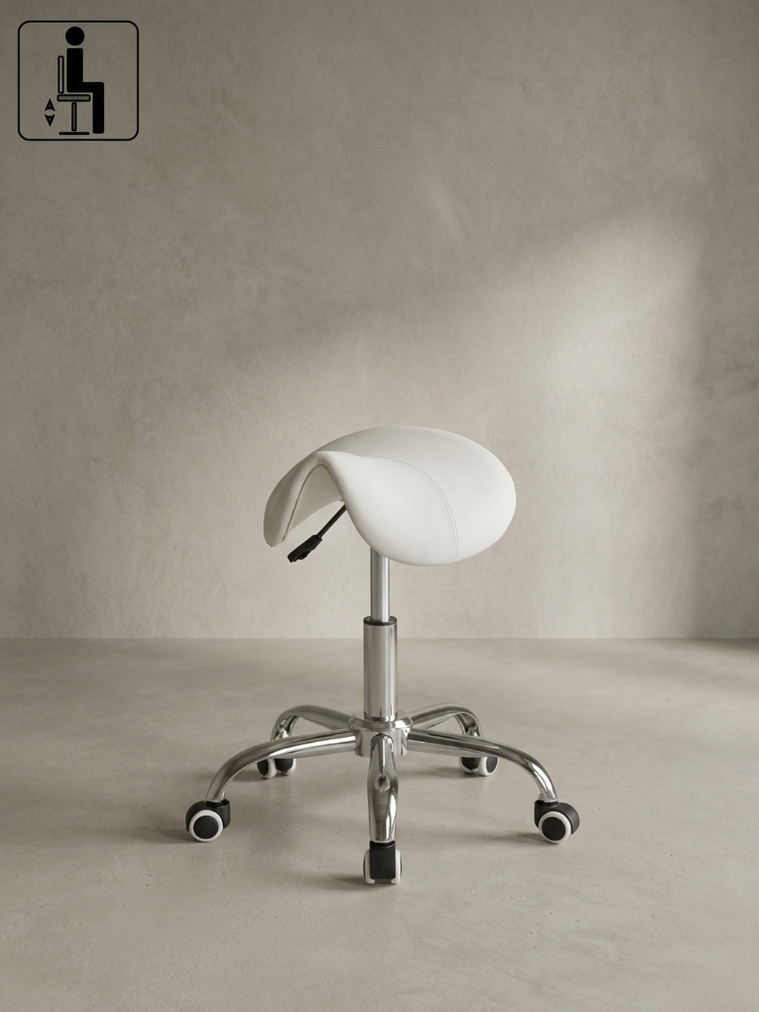 Eine technische Darstellung verdeutlicht die ergonomischen Eigenschaften des verstellbaren Sattelhockers und visualisiert die stufenlose Höhenanpassung durch grafische Pfeilsymbole._