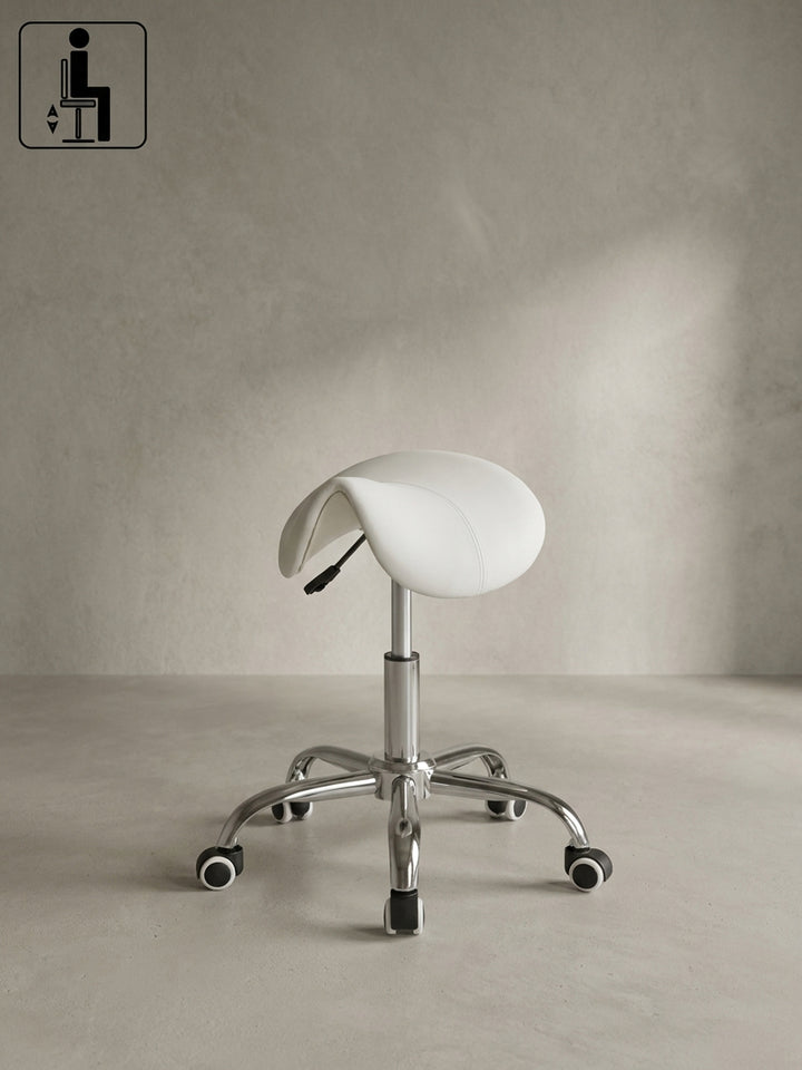 Eine technische Darstellung verdeutlicht die ergonomischen Eigenschaften des verstellbaren Sattelhockers und visualisiert die stufenlose Höhenanpassung durch grafische Pfeilsymbole._